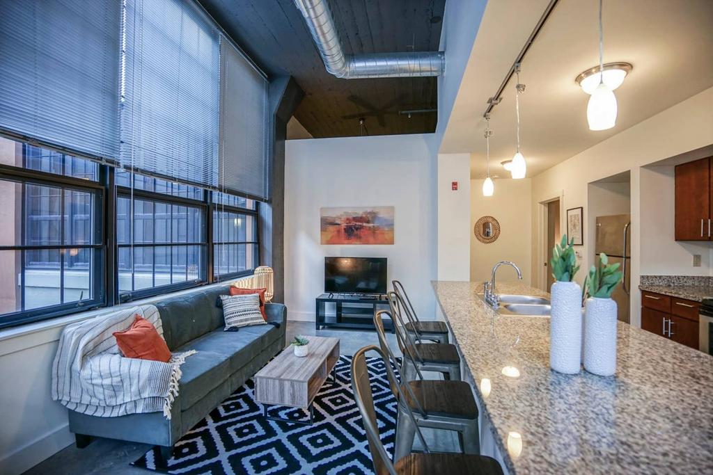 1 BR and 2 BR Apt near Downtown by Frontdesk - Click Find